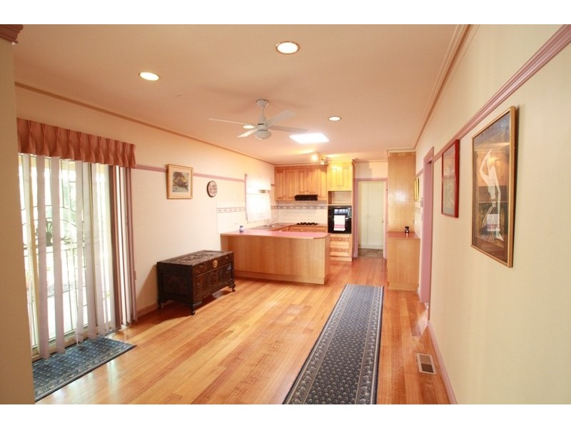 8 Sherman Crescent, Spring Gully VIC 3550