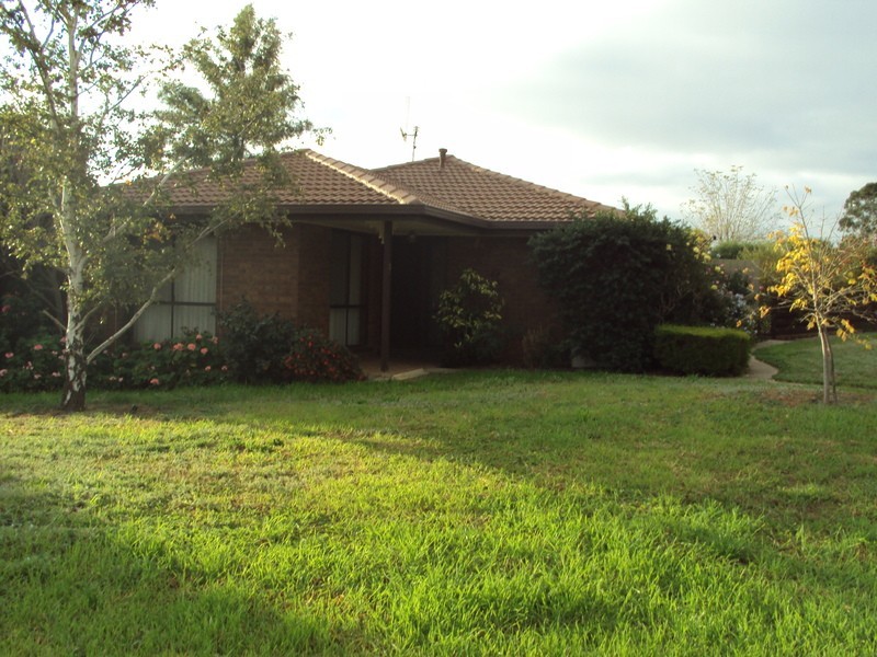 8 Jeffrey Avenue, Flora Hill VIC 3550