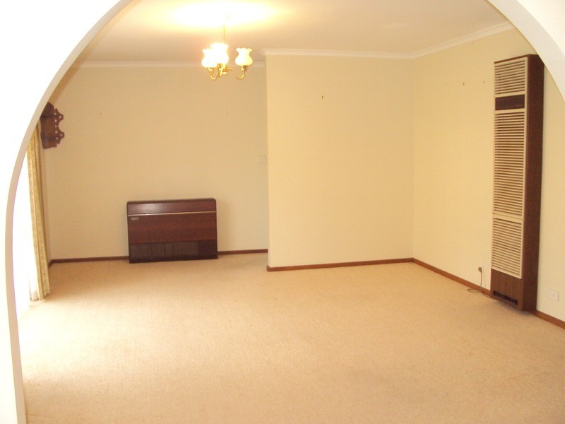 8 Jeffrey Avenue, Flora Hill VIC 3550