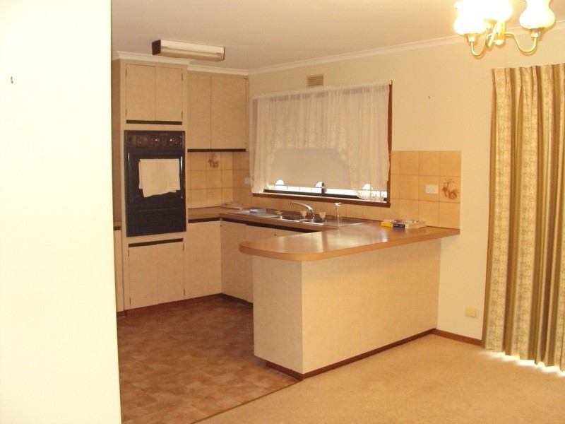 8 Jeffrey Avenue, Flora Hill VIC 3550