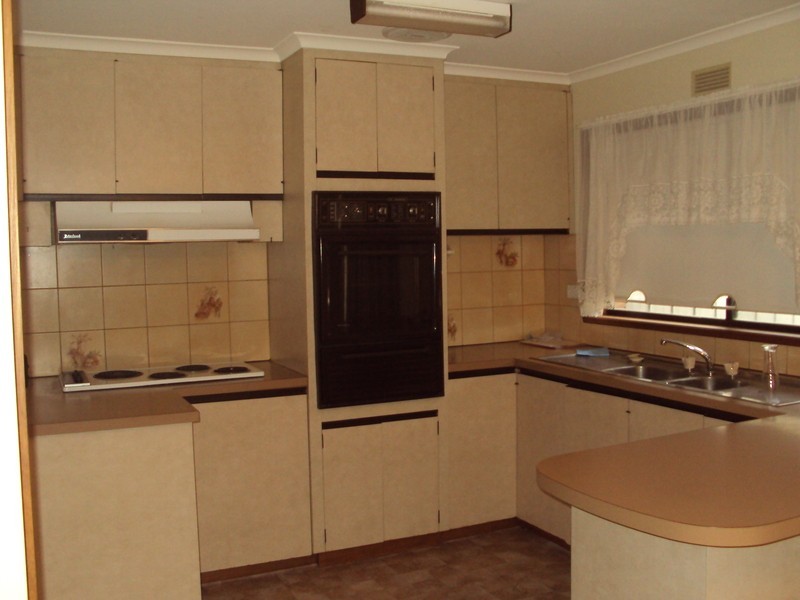 8 Jeffrey Avenue, Flora Hill VIC 3550