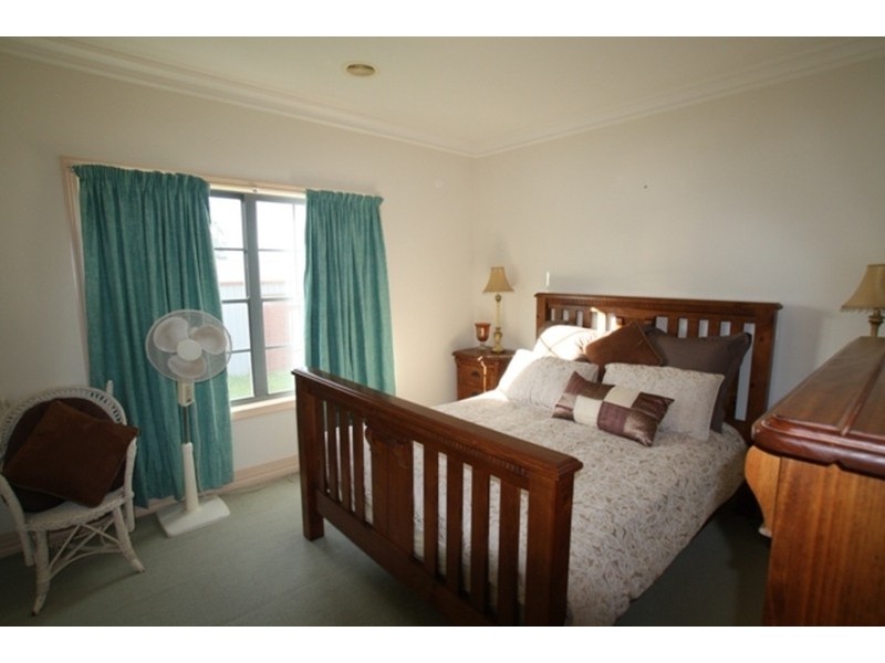 18 Pattison Drive, Kangaroo Flat VIC 3555