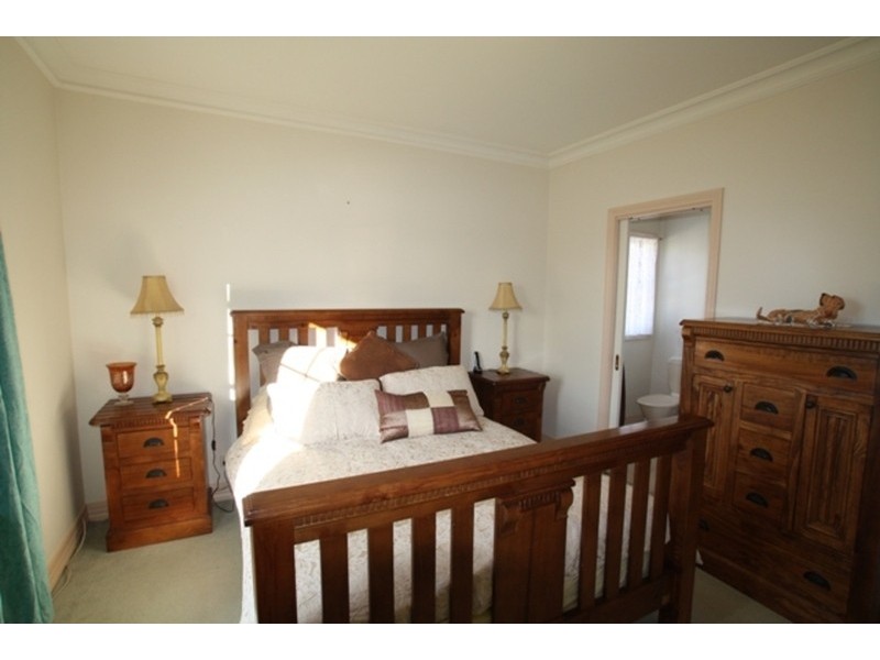 18 Pattison Drive, Kangaroo Flat VIC 3555