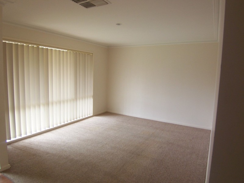 19 Davey Close, Flora Hill VIC 3550