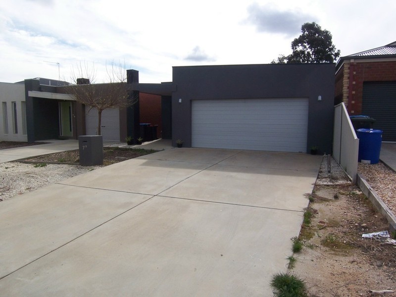 7B Bronze Drive, Kangaroo Flat VIC 3555