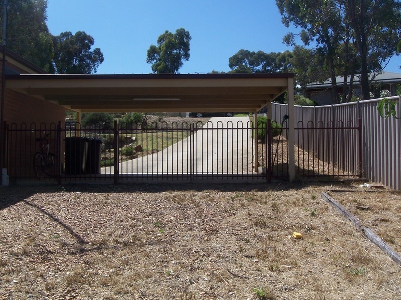 8 Davey Close, Flora Hill VIC 3550