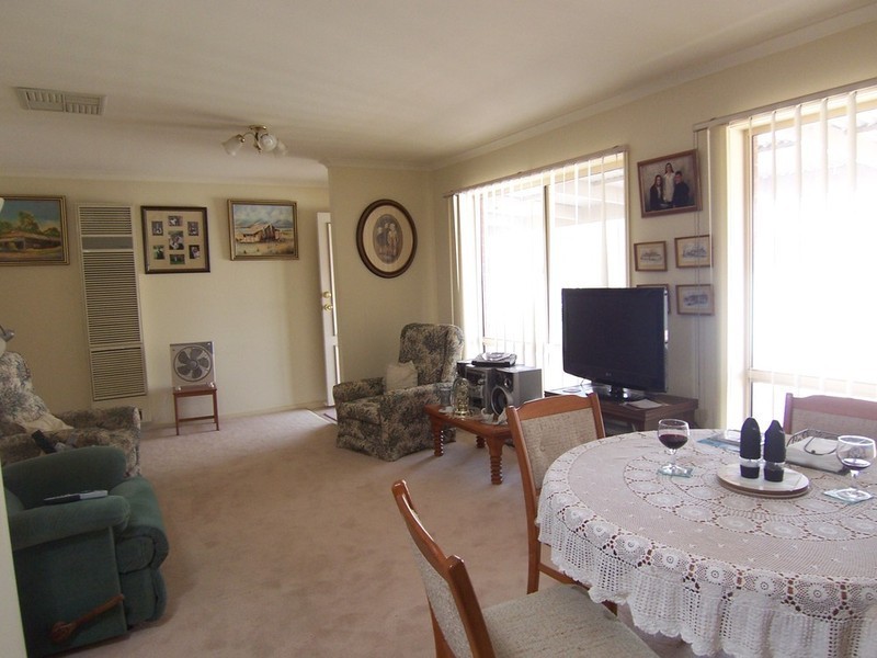 2/212 Mackenzie Street West Street, Kangaroo Flat VIC 3555