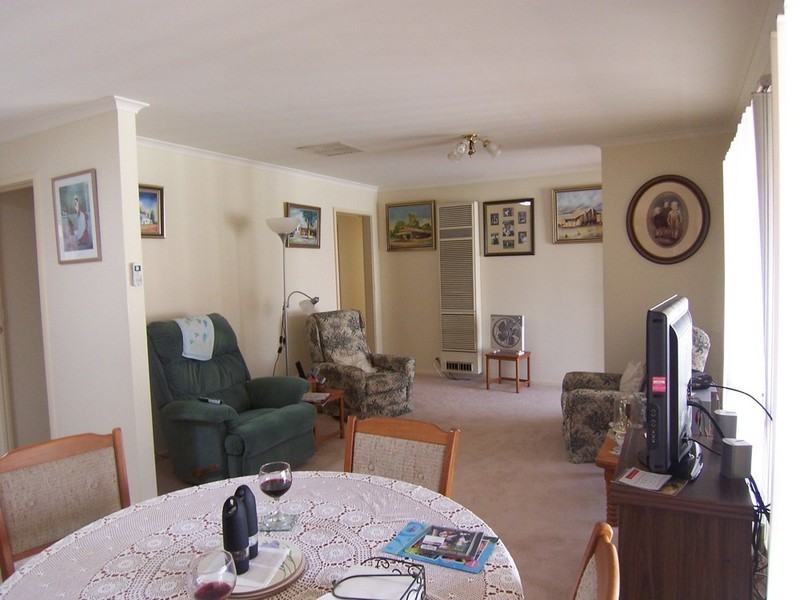 2/212 Mackenzie Street West Street, Kangaroo Flat VIC 3555