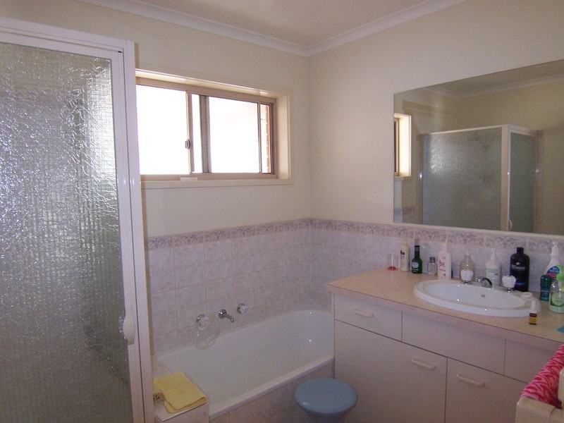 2/212 Mackenzie Street West Street, Kangaroo Flat VIC 3555