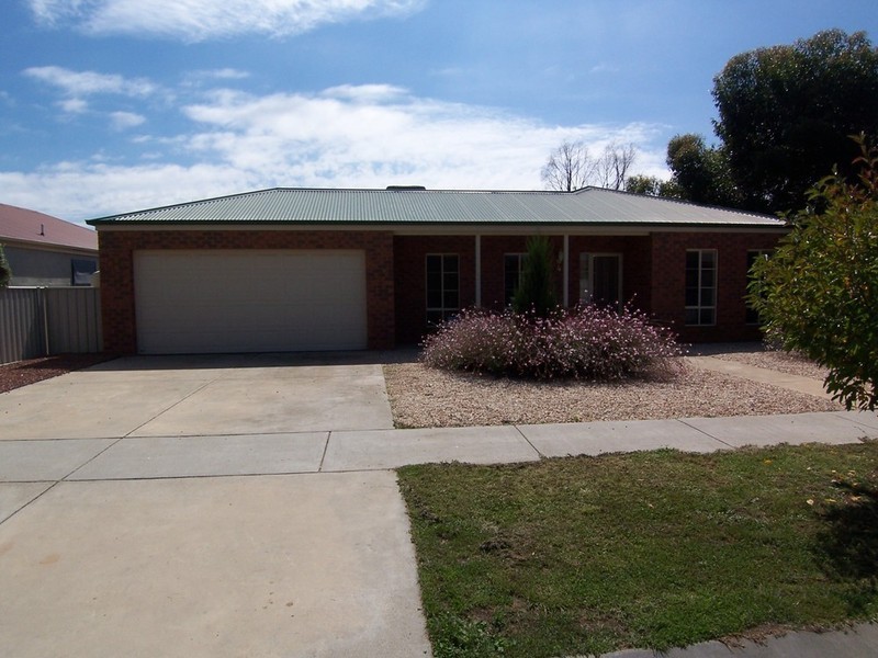 4 Cassandra Crescent, Epsom VIC 3551