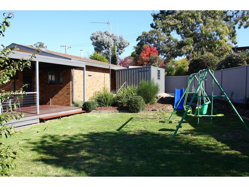 11 Desmond Street, Strathdale VIC 3550