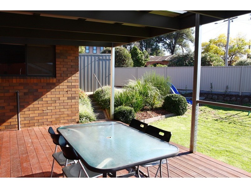 11 Desmond Street, Strathdale VIC 3550