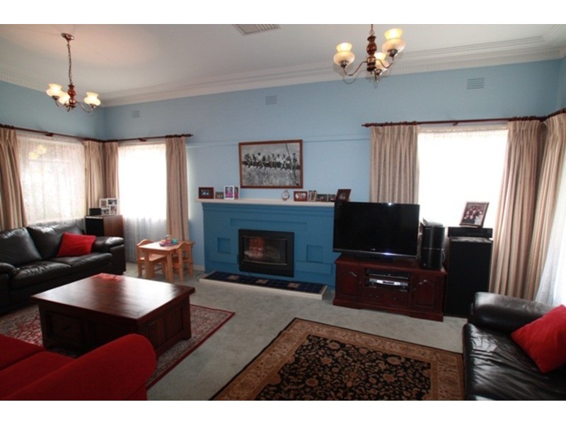 1 Wallace Avenue, Flora Hill VIC 3550