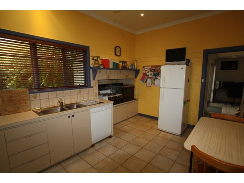 1 Wallace Avenue, Flora Hill VIC 3550