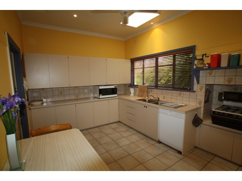 1 Wallace Avenue, Flora Hill VIC 3550