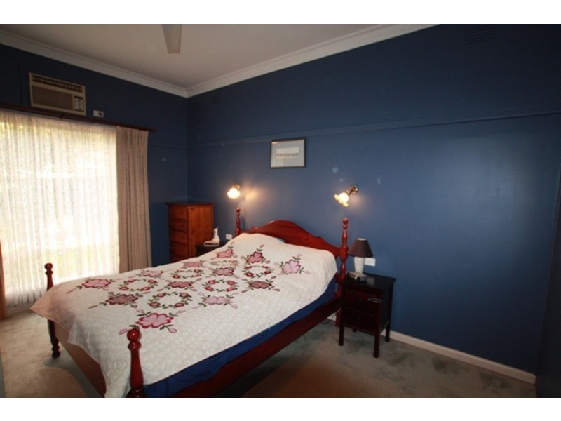 1 Wallace Avenue, Flora Hill VIC 3550