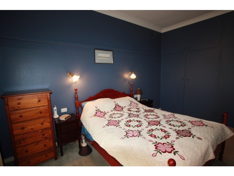 1 Wallace Avenue, Flora Hill VIC 3550