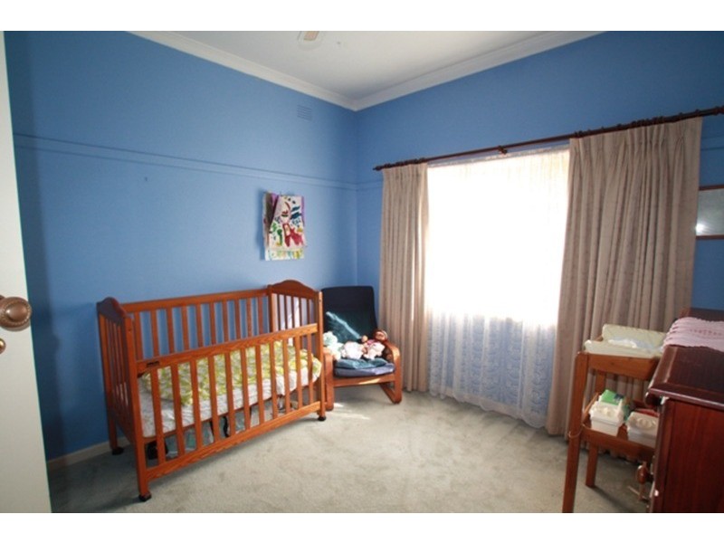 1 Wallace Avenue, Flora Hill VIC 3550