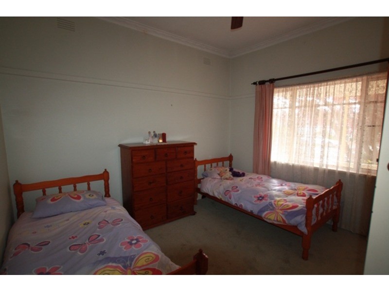 1 Wallace Avenue, Flora Hill VIC 3550