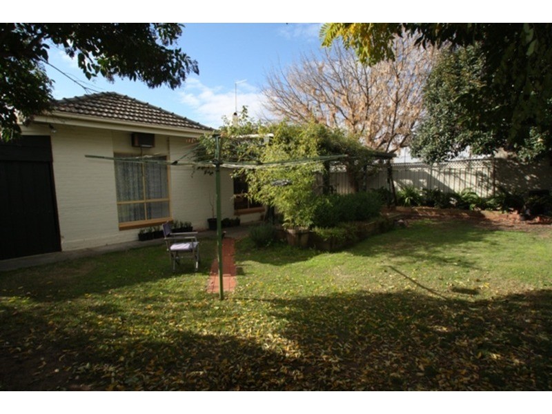 1 Wallace Avenue, Flora Hill VIC 3550