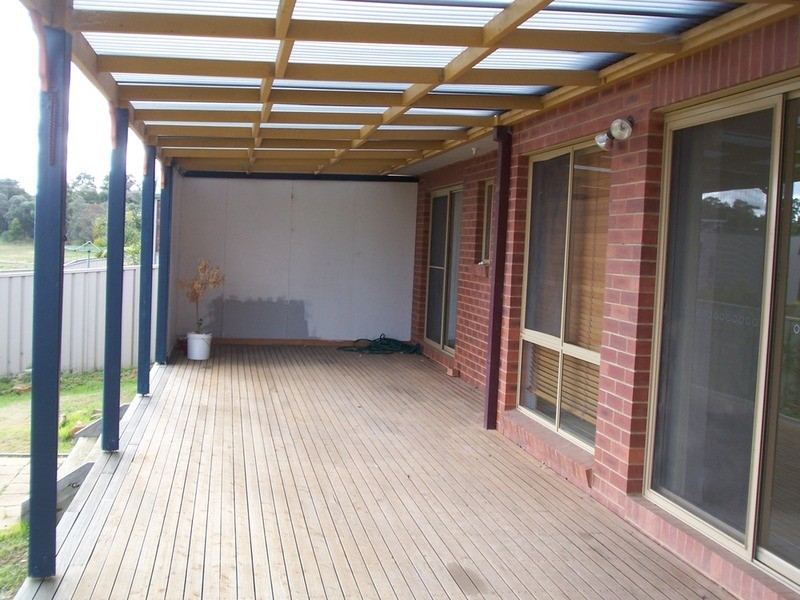 8 Davey Close, Flora Hill VIC 3550