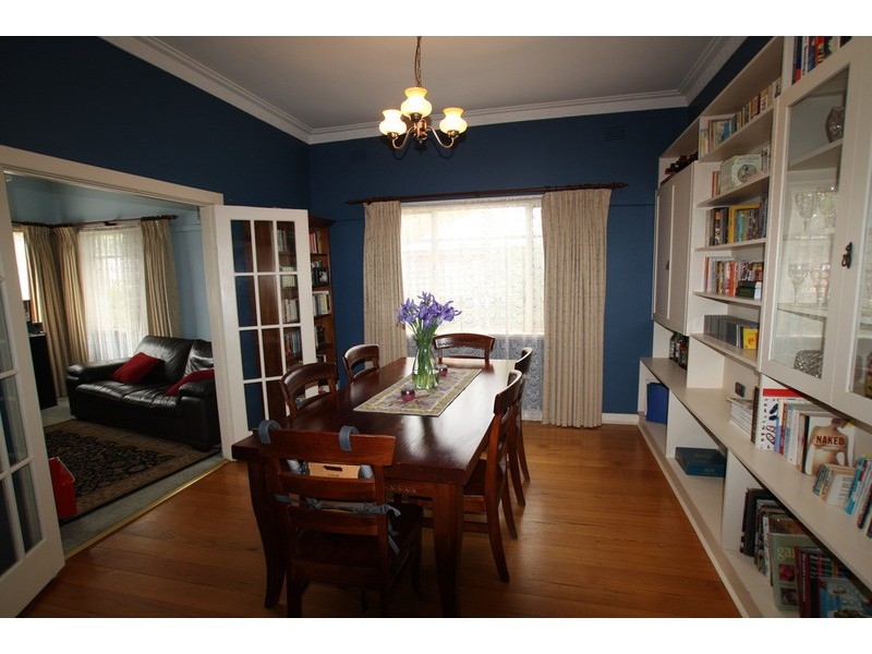 1 Wallace Avenue, Flora Hill VIC 3550