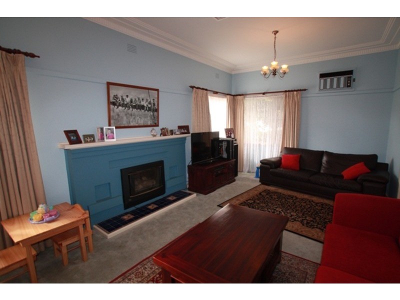 1 Wallace Avenue, Flora Hill VIC 3550