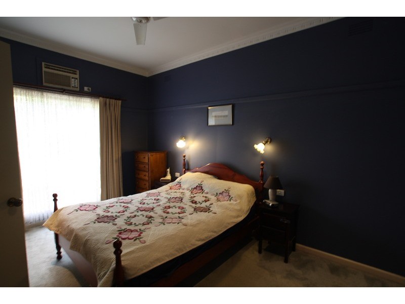 1 Wallace Avenue, Flora Hill VIC 3550