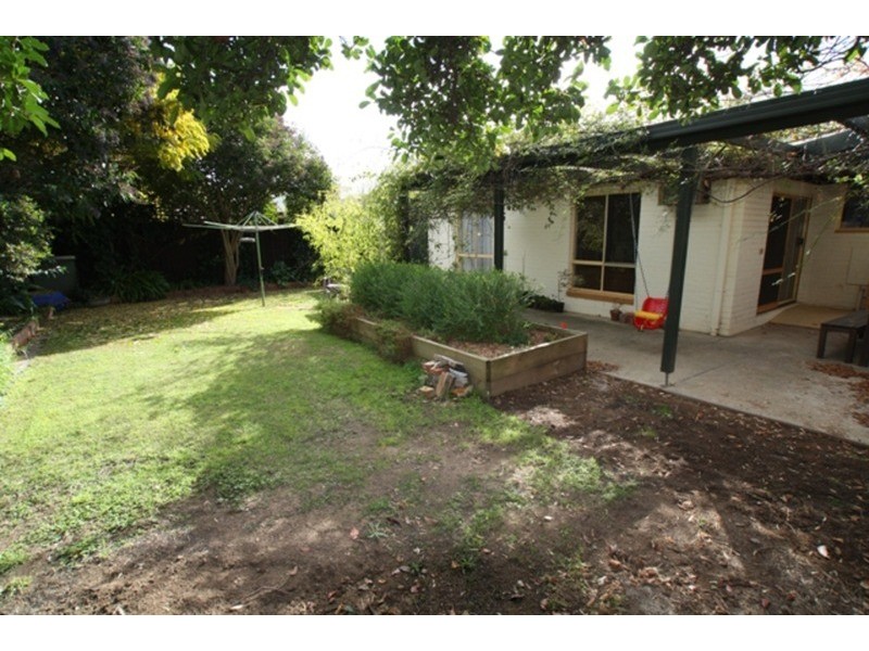 1 Wallace Avenue, Flora Hill VIC 3550