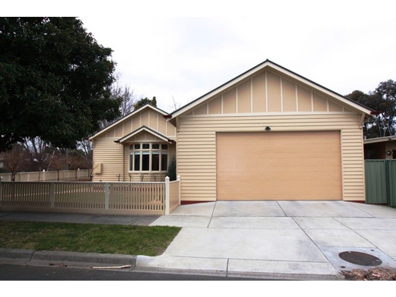 17 Hallam Street, Quarry Hill VIC 3550