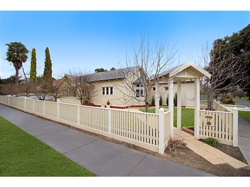 17 Hallam Street, Flora Hill VIC 3550