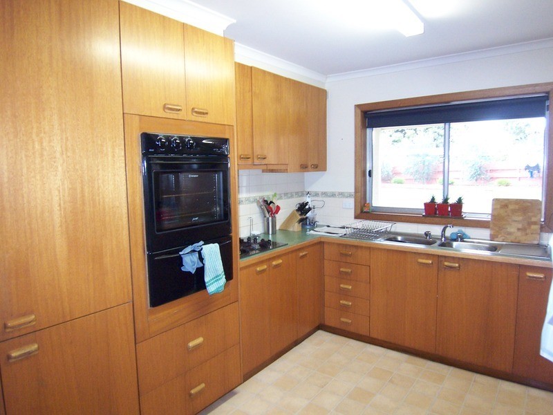 10 Cliff Avenue, Strathdale VIC 3550