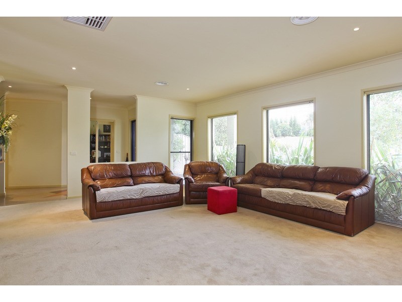 10 Golden Glade, Strathdale VIC 3550