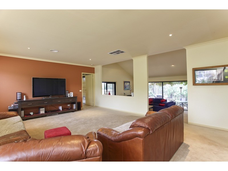 10 Golden Glade, Strathdale VIC 3550