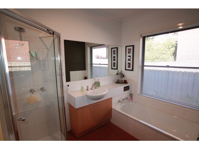 10 Golden Glade, Strathdale VIC 3550