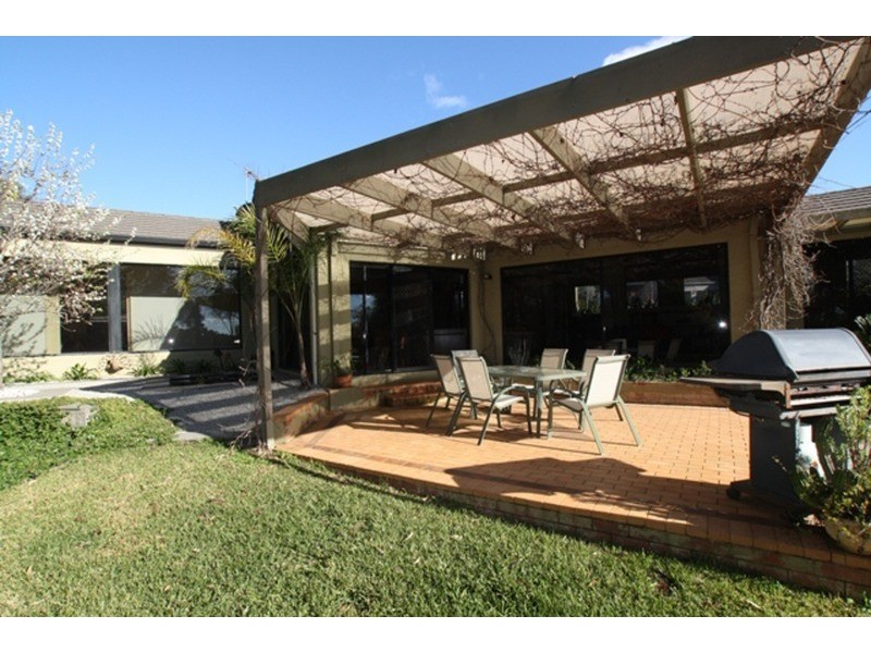 10 Golden Glade, Strathdale VIC 3550