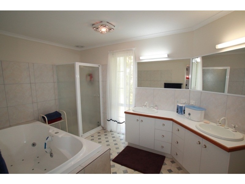 11 Fraser Court, Kangaroo Flat VIC 3555