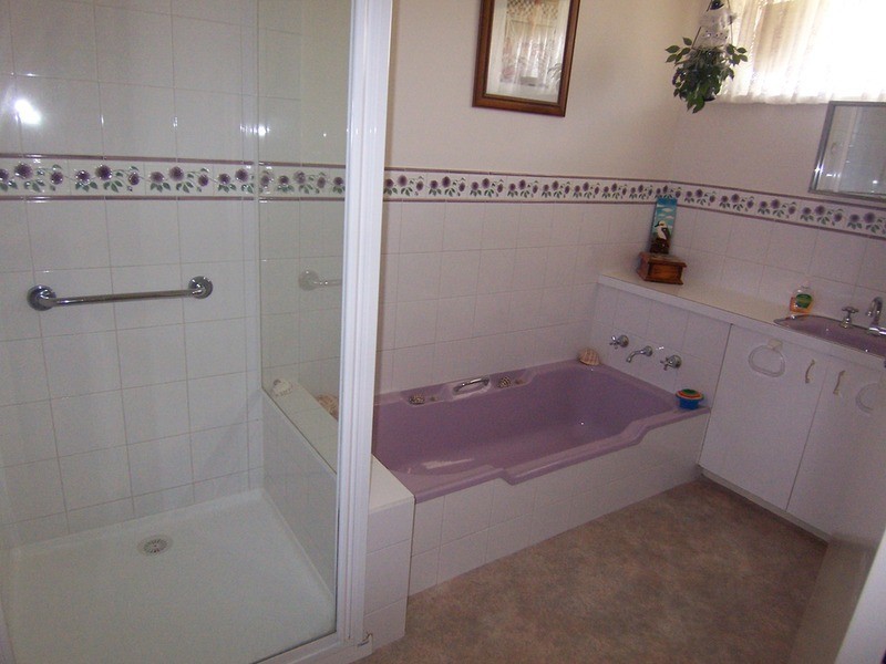 18 Raymond Avenue, Flora Hill VIC 3550