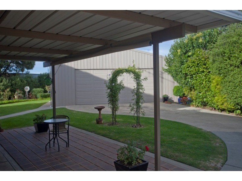 18 Raymond Avenue, Flora Hill VIC 3550