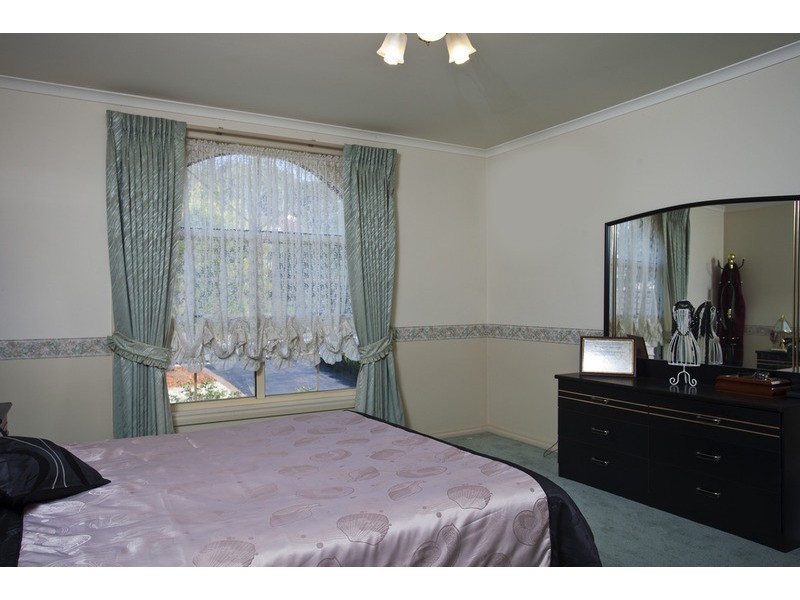 4 Davey Close, Flora Hill VIC 3550