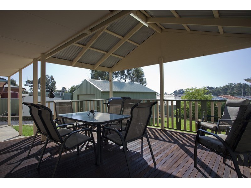 4 Davey Close, Flora Hill VIC 3550