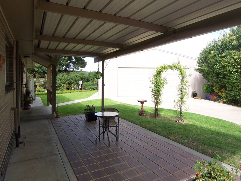 18 Raymond Avenue, Flora Hill VIC 3550