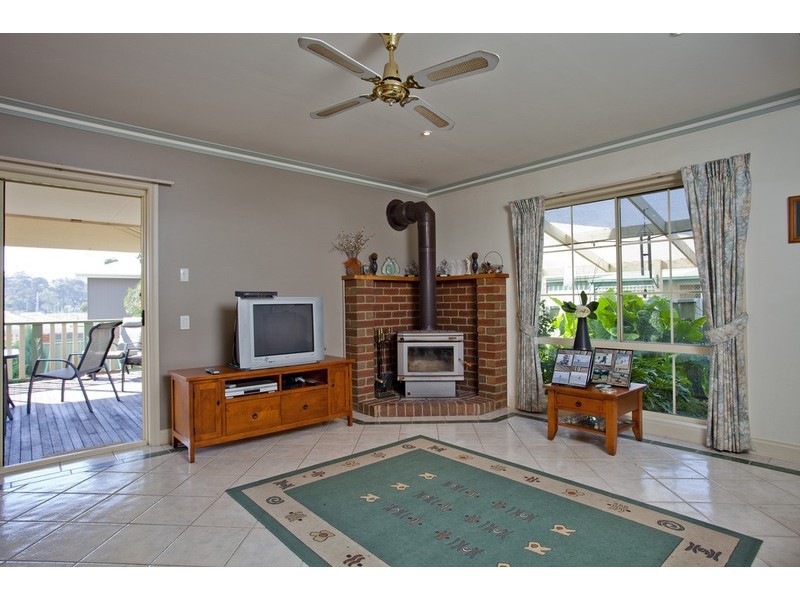 4 Davey Close, Flora Hill VIC 3550