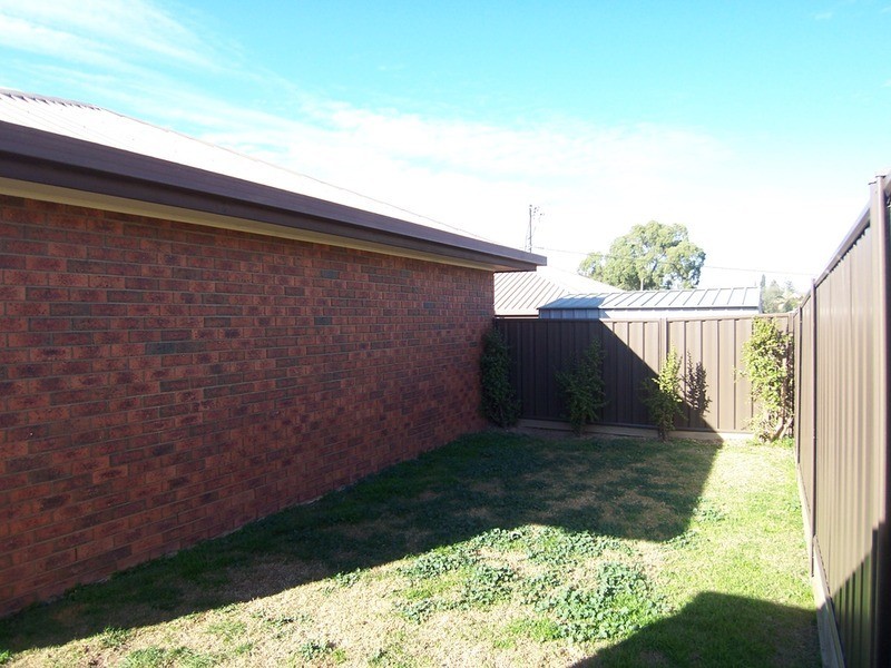 2/24 Turner Street, California Gully VIC 3556