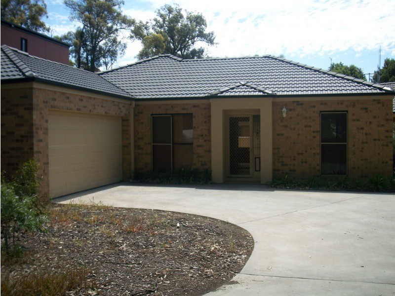 1/2 Greenwood Drive, Kennington VIC 3550