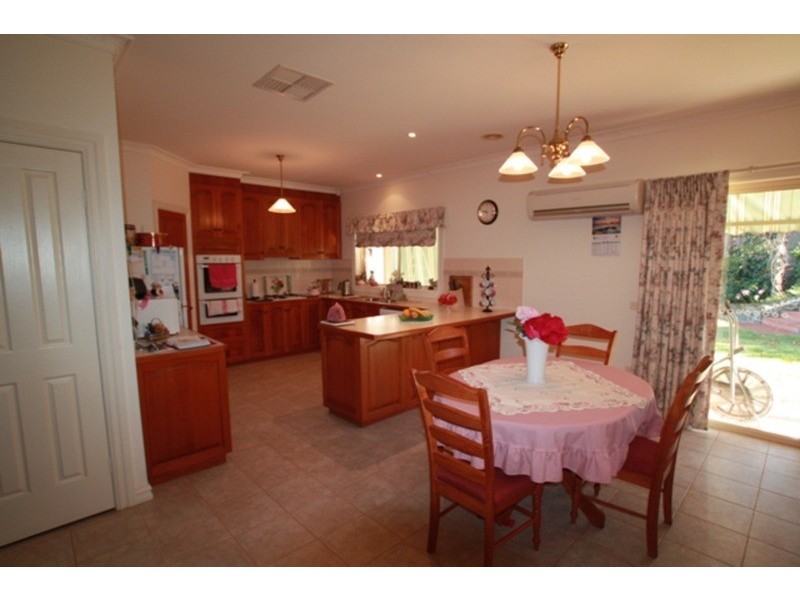 2 Sunrise  Drive, Strathdale VIC 3550