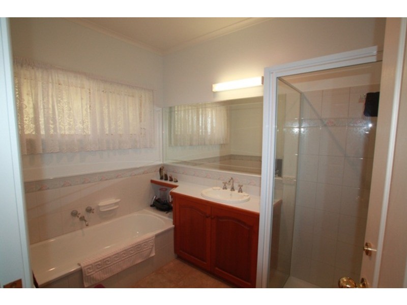 2 Sunrise  Drive, Strathdale VIC 3550