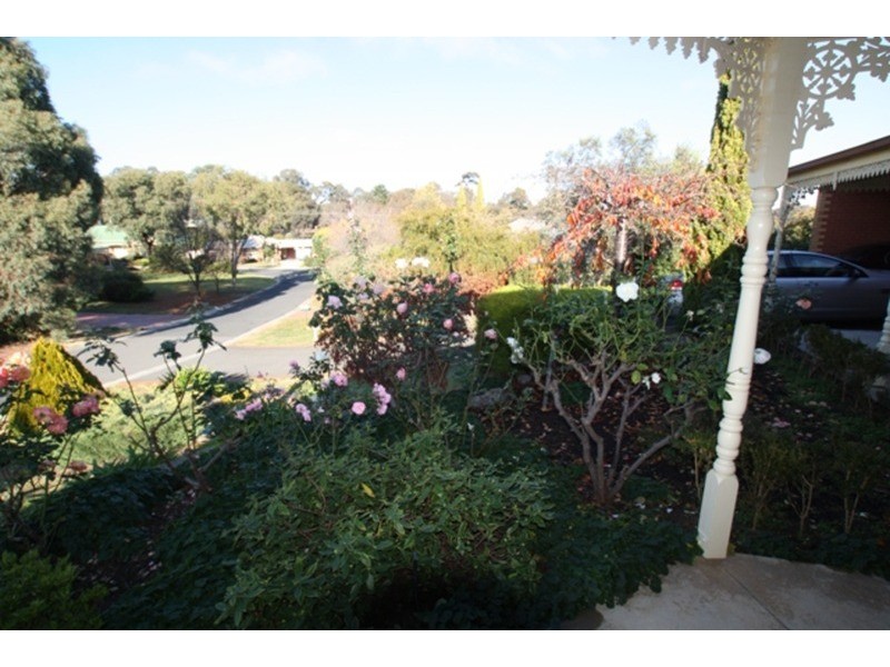 2 Sunrise  Drive, Strathdale VIC 3550