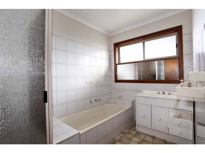 2/33 Clee Crescent, Strathdale VIC 3550