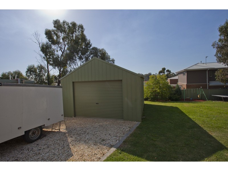 4 Davey Close, Flora Hill VIC 3550